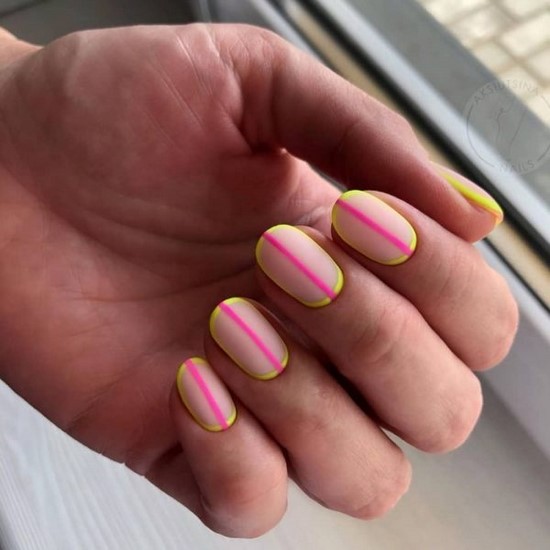 Manucure simple pour les débutants: manucure facile avec un simple vernis dans différentes techniques