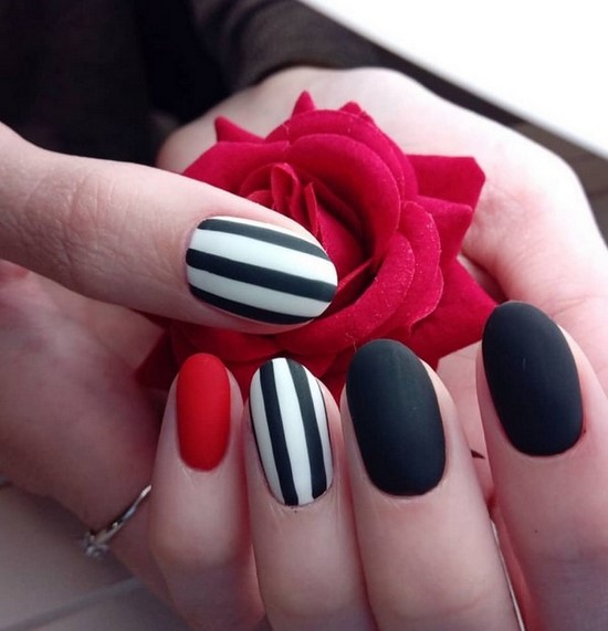 Manucure simple pour les débutants: manucure facile avec un simple vernis dans différentes techniques