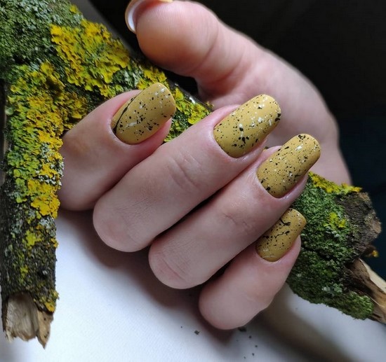 Manucure simple pour les débutants: manucure facile avec un simple vernis dans différentes techniques