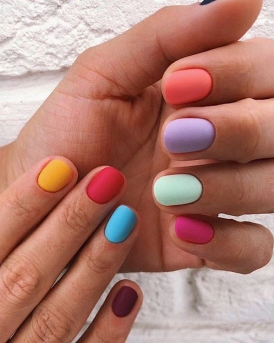 Manucure simple pour les débutants: manucure facile avec un simple vernis dans différentes techniques