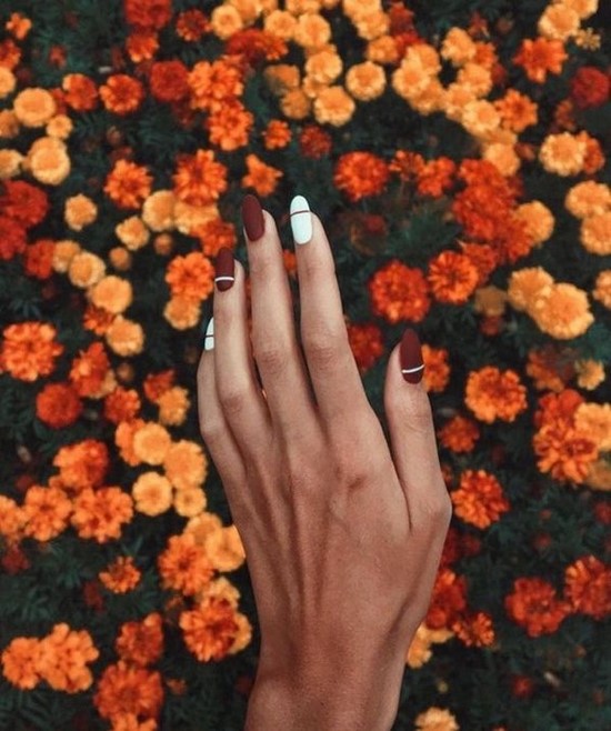 Manucure simple pour les débutants: manucure facile avec un simple vernis dans différentes techniques