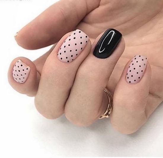 Manucure simple pour les débutants: manucure facile avec un simple vernis dans différentes techniques