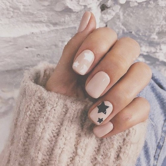 Manucure simple pour les débutants: manucure facile avec un simple vernis dans différentes techniques