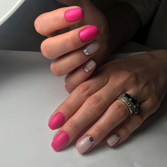 Manucure simple pour les débutants: manucure facile avec un simple vernis dans différentes techniques