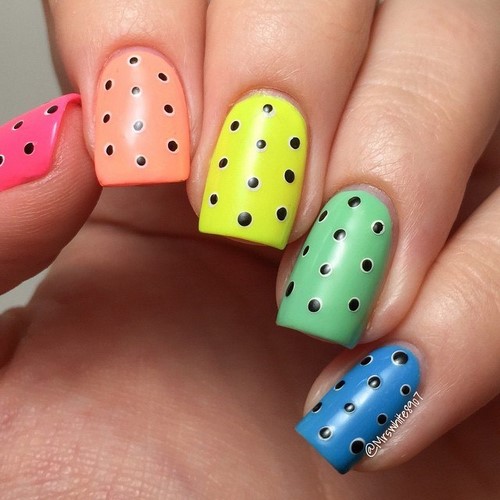 Manucure à la mode aux petits pois: idées et nouveautés photo