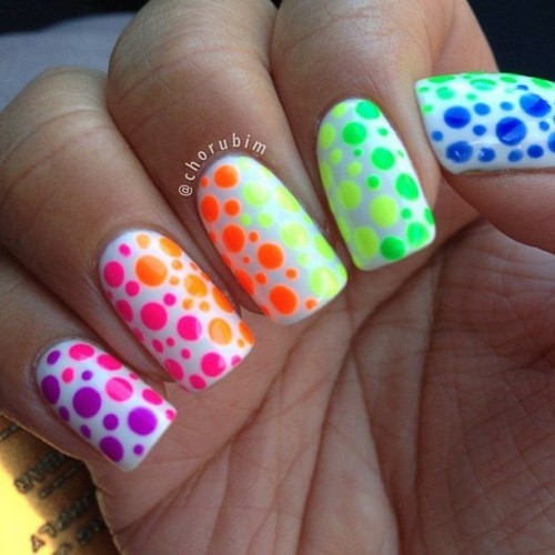 Manucure à la mode aux petits pois: idées et nouveautés photo