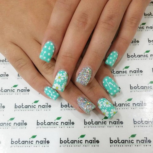Manucure à la mode aux petits pois: idées et nouveautés photo