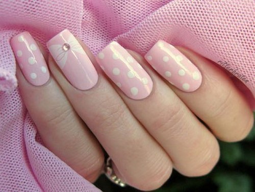 Manucure à la mode aux petits pois: idées et nouveautés photo