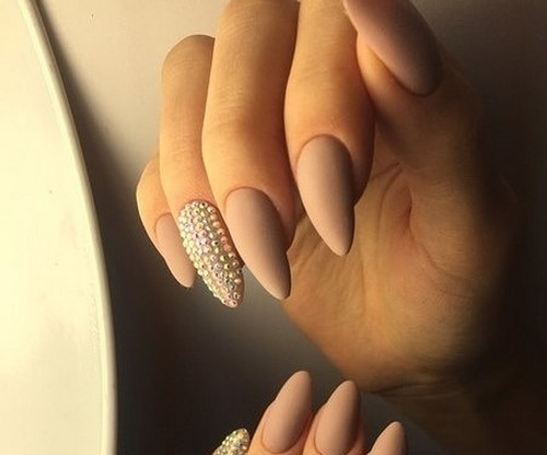 Conception d'ongles pointus: ongles pointus à la mode - idées de photos dans différentes techniques