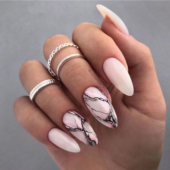 Conception d'ongles pointus: ongles pointus à la mode - idées de photos dans différentes techniques