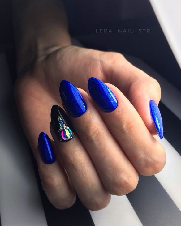 Conception d'ongles pointus: ongles pointus à la mode - idées de photos dans différentes techniques