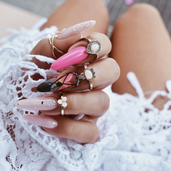 Conception d'ongles pointus: ongles pointus à la mode - idées de photos dans différentes techniques