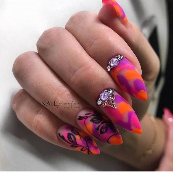 Conception d'ongles pointus: ongles pointus à la mode - idées de photos dans différentes techniques