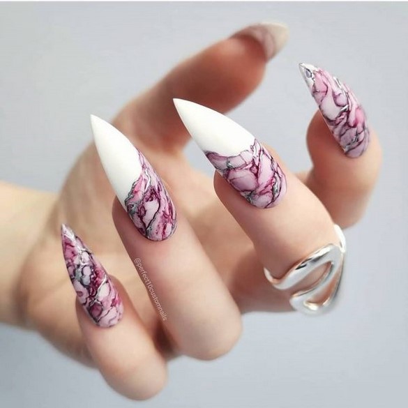 Conception d'ongles pointus: ongles pointus à la mode - idées de photos dans différentes techniques