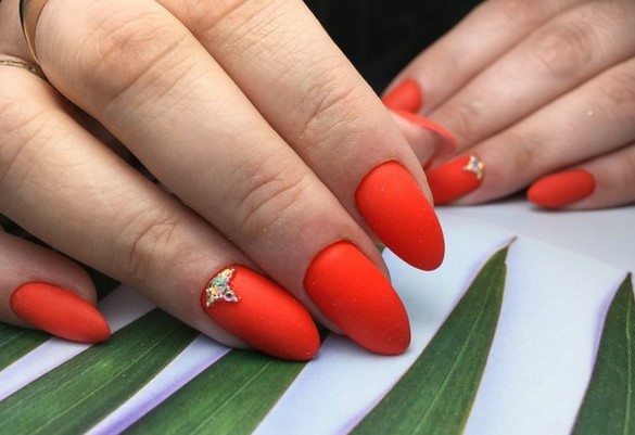 Conception d'ongles pointus: ongles pointus à la mode - idées de photos dans différentes techniques