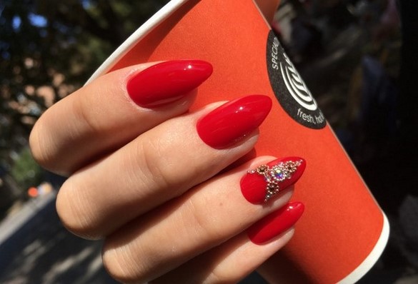 Conception d'ongles pointus: ongles pointus à la mode - idées de photos dans différentes techniques