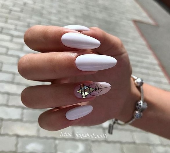 Conception d'ongles pointus: ongles pointus à la mode - idées de photos dans différentes techniques