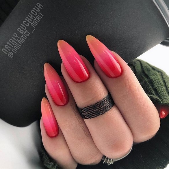 Conception d'ongles pointus: ongles pointus à la mode - idées de photos dans différentes techniques