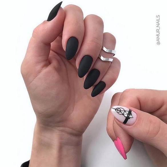 Conception d'ongles pointus: ongles pointus à la mode - idées de photos dans différentes techniques