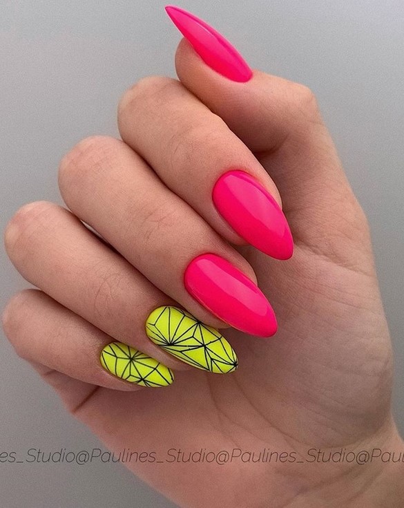 Conception d'ongles pointus: ongles pointus à la mode - idées de photos dans différentes techniques