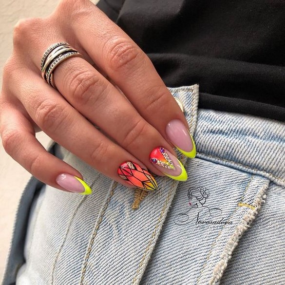 Conception d'ongles pointus: ongles pointus à la mode - idées de photos dans différentes techniques