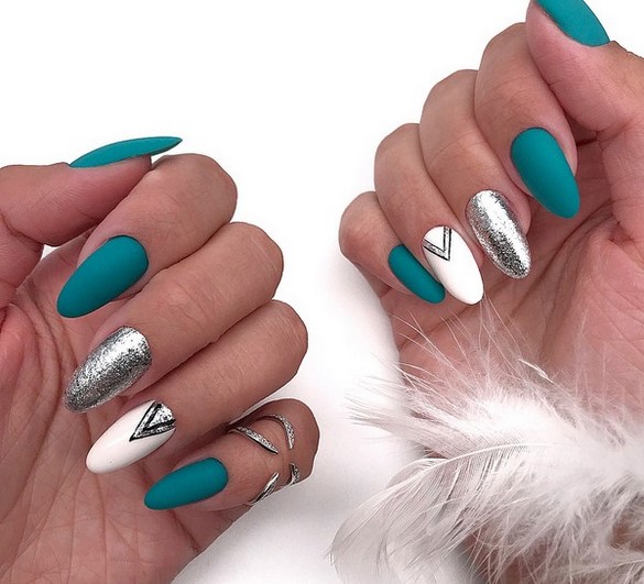 Conception d'ongles pointus: ongles pointus à la mode - idées de photos dans différentes techniques