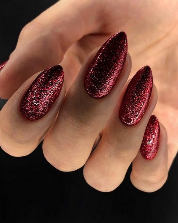 Conception d'ongles pointus: ongles pointus à la mode - idées de photos dans différentes techniques