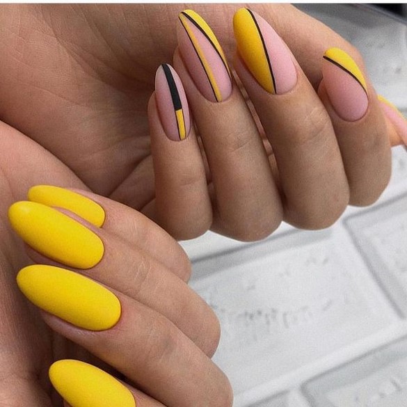 Conception d'ongles pointus: ongles pointus à la mode - idées de photos dans différentes techniques