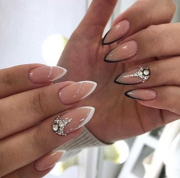 Conception d'ongles pointus: ongles pointus à la mode - idées de photos dans différentes techniques