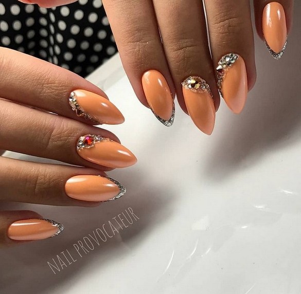 Conception d'ongles pointus: ongles pointus à la mode - idées de photos dans différentes techniques