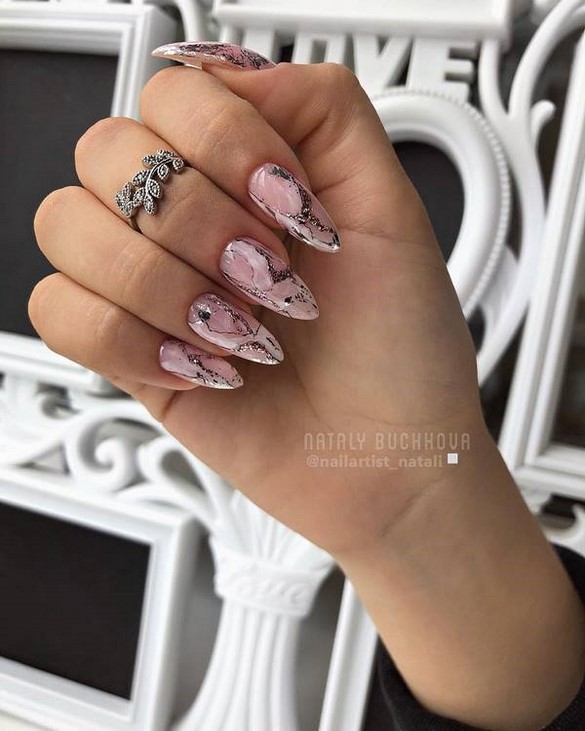 Conception d'ongles pointus: ongles pointus à la mode - idées de photos dans différentes techniques