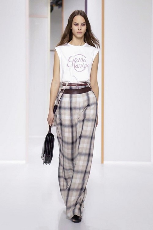 Tendances de la mode printemps-été: revue de photos des arcs, des ensembles et des combinaisons de vêtements stylés