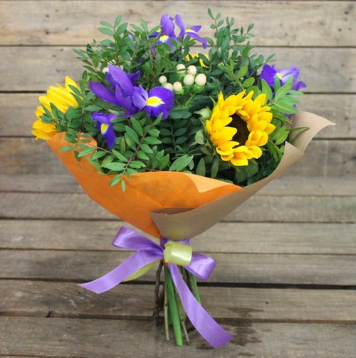 Beaux bouquets de fleurs printanières et arrangements floraux printaniers