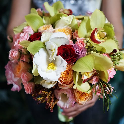 Beaux bouquets de fleurs printanières et arrangements floraux printaniers