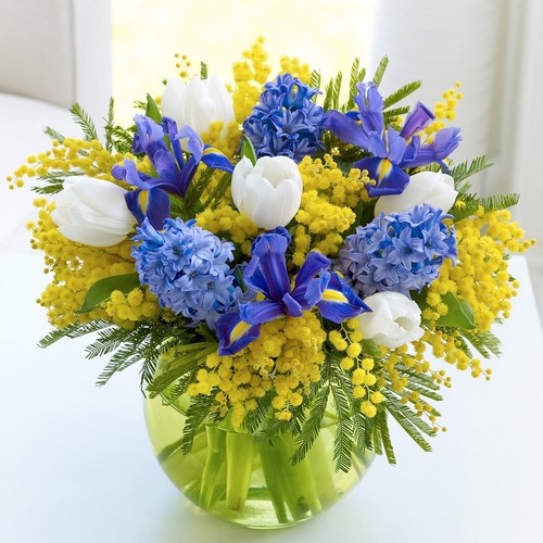 Beaux bouquets de fleurs printanières et arrangements floraux printaniers