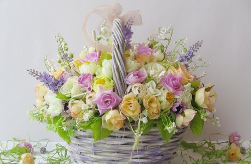 Beaux bouquets de fleurs printanières et arrangements floraux printaniers