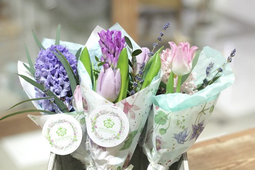 Beaux bouquets de fleurs printanières et arrangements floraux printaniers