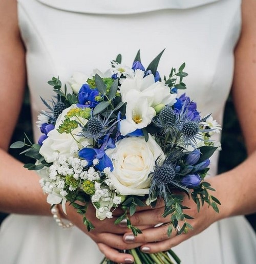 Beaux bouquets de fleurs printanières et arrangements floraux printaniers