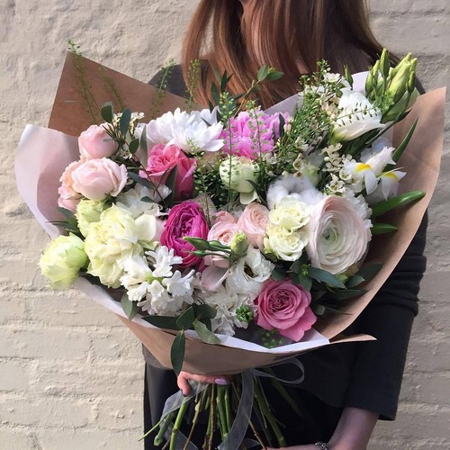 Beaux bouquets de fleurs printanières et arrangements floraux printaniers