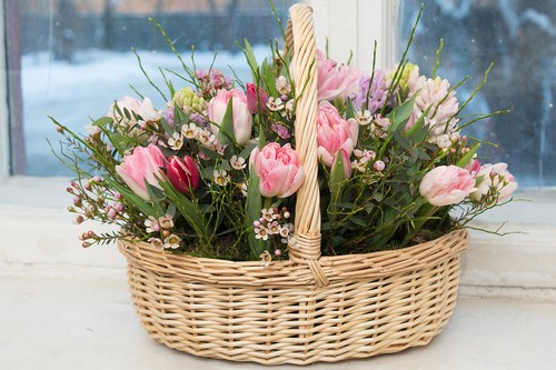 Beaux bouquets de fleurs printanières et arrangements floraux printaniers