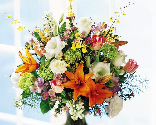 Beaux bouquets de fleurs printanières et arrangements floraux printaniers