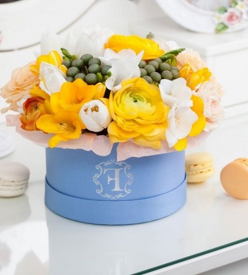 Beaux bouquets de fleurs printanières et arrangements floraux printaniers