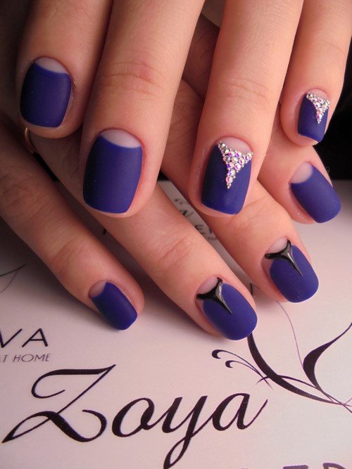 Manucure de lune à la mode. Photo, design, les meilleures nouvelles