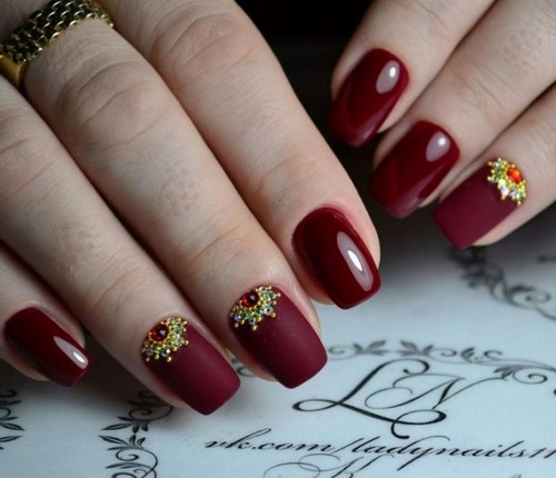 Manucure de lune à la mode. Photo, design, les meilleures nouvelles