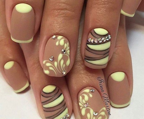 Manucure de lune à la mode. Photo, design, les meilleures nouvelles