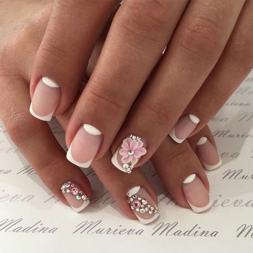 Manucure de lune à la mode. Photo, design, les meilleures nouvelles