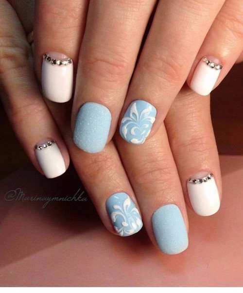 Manucure de lune à la mode. Photo, design, les meilleures nouvelles