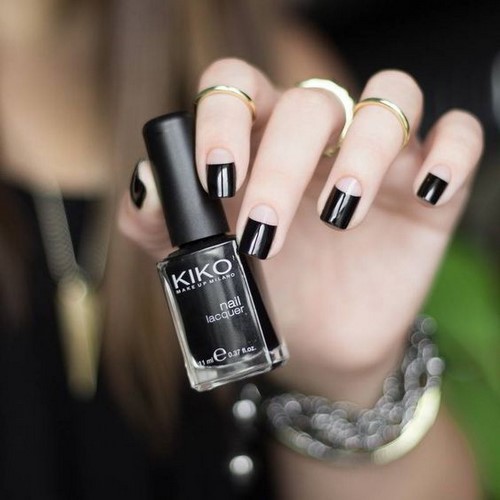 Manucure de lune à la mode. Photo, design, les meilleures nouvelles