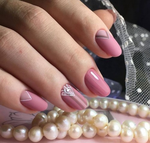 Manucure de lune à la mode. Photo, design, les meilleures nouvelles