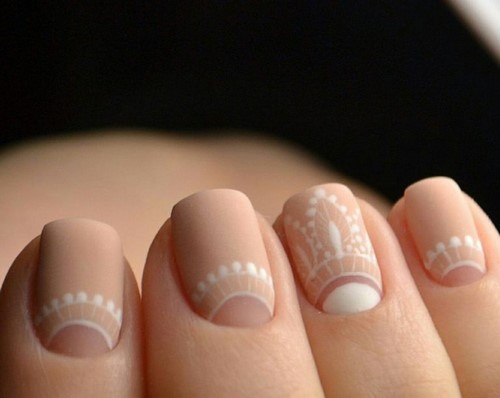 Manucure de lune à la mode. Photo, design, les meilleures nouvelles